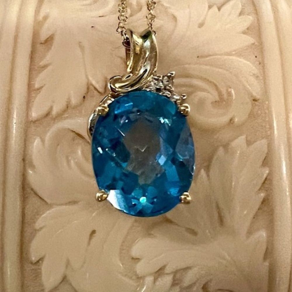 Vintage Solid 10K Gold Swiss Blue Topaz & Diamond Pendant on 18 inch 10K Chain - Picture 3 of 17
